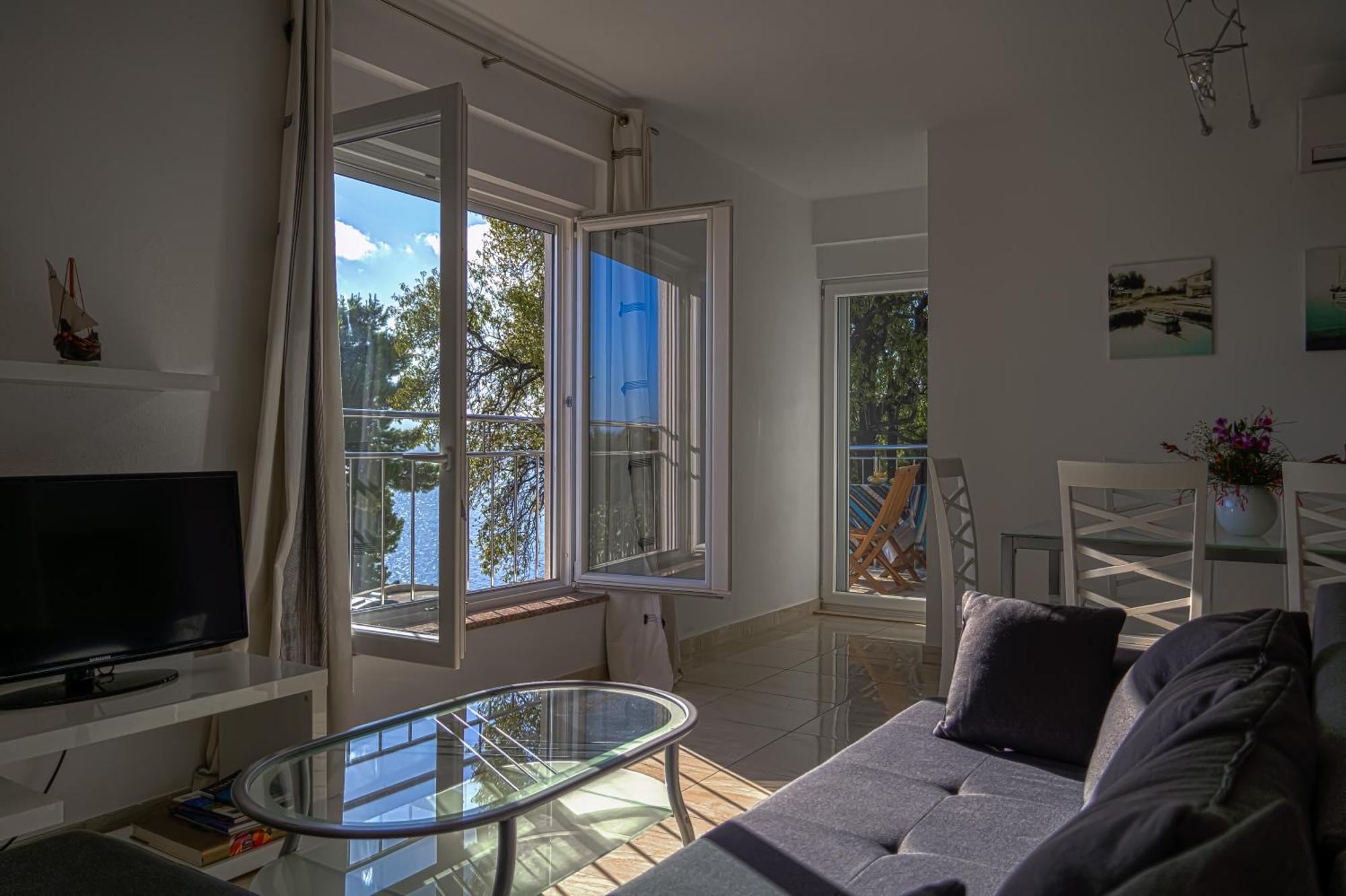 Apartments Sara & Nina Omis Bagian luar foto